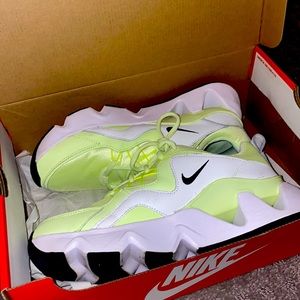 Nike women RYZ 365 neon green size 8.5 US. Still in box worn twice.